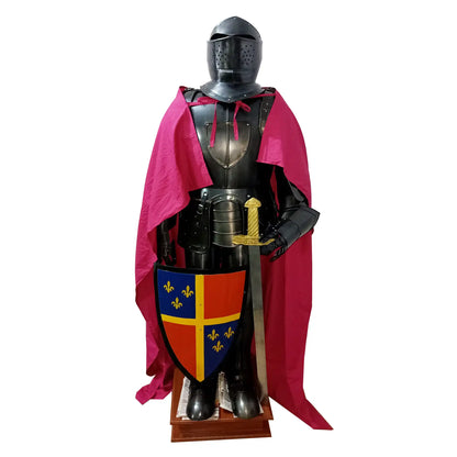 Traje de armadura medieval de caballero negro con escudo de espada y capa