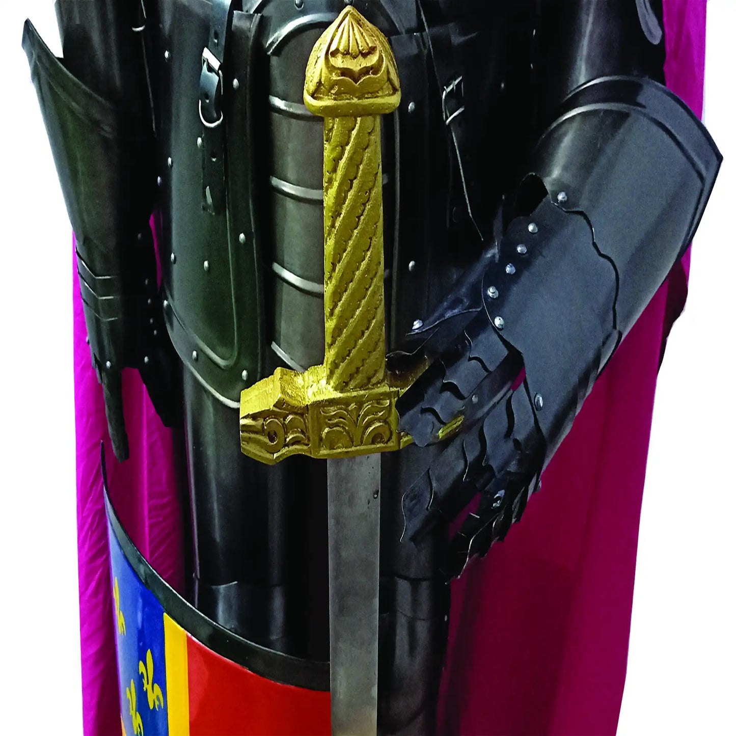 Mittelalterliche Rüstung des schwarzen Ritters mit Schwert, Schild und Umhang