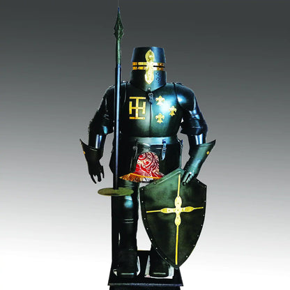 Traje de armadura de caballero medieval templario cruzado con lanza y escudo