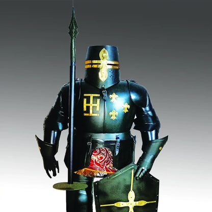 Traje de armadura de caballero medieval templario cruzado con lanza y escudo