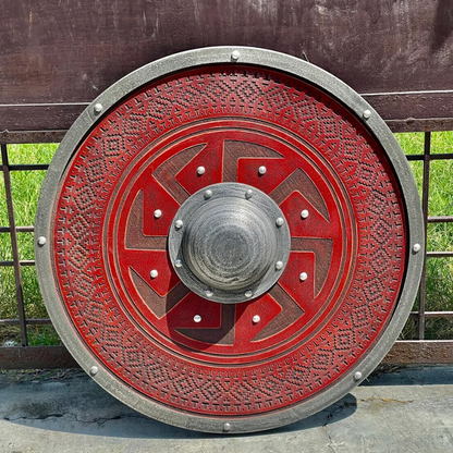Roter geschnitzter Kolovrat-Sonnenschild aus der Wikinger-Slawen-Dynastie, 24" 