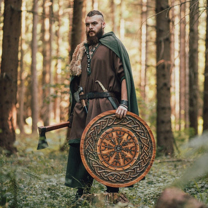 Yelmo de asombro escudo vikingo tallado 