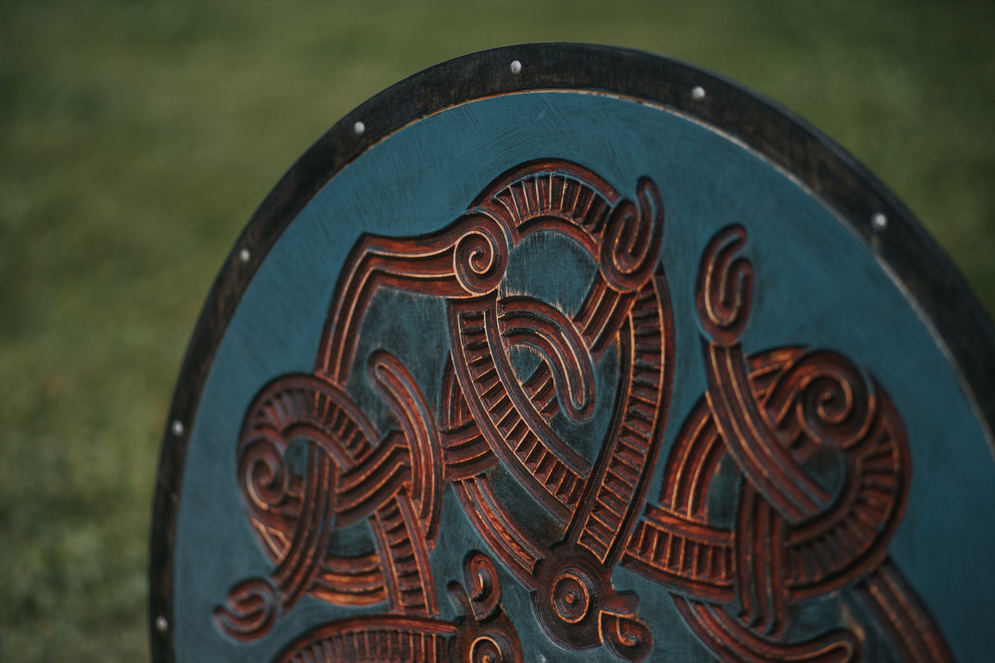 Escudo vikingo de bestia jelling tallada, 24"