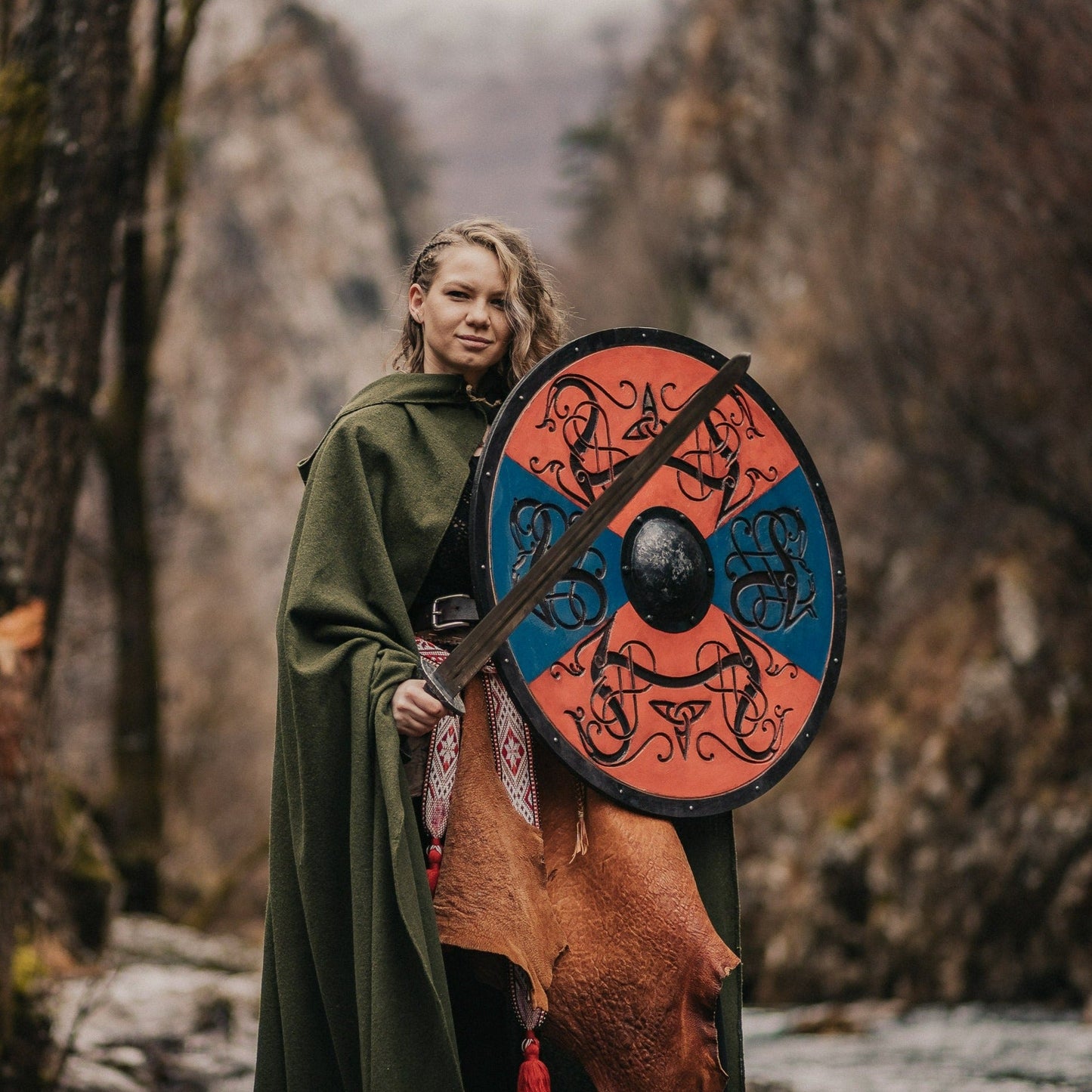 Auténtico escudo vikingo con nudo Drake de Urnes tallado a mano, 24.0 in