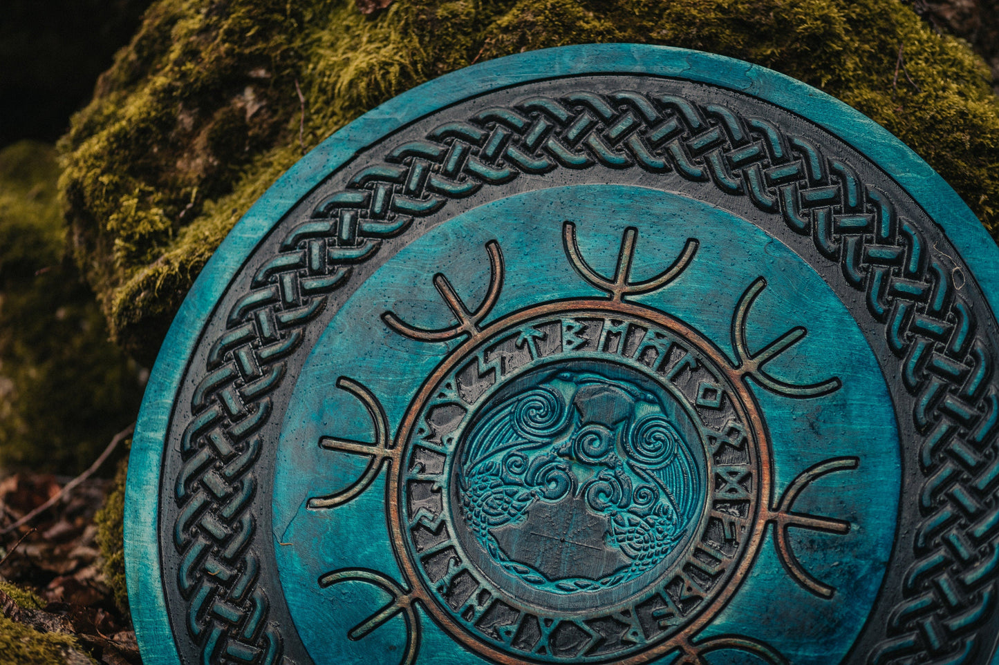 Wikingerschild mit geschnitzten Symbolen von Odins Rabe, Huginn und Muninn, 24" 