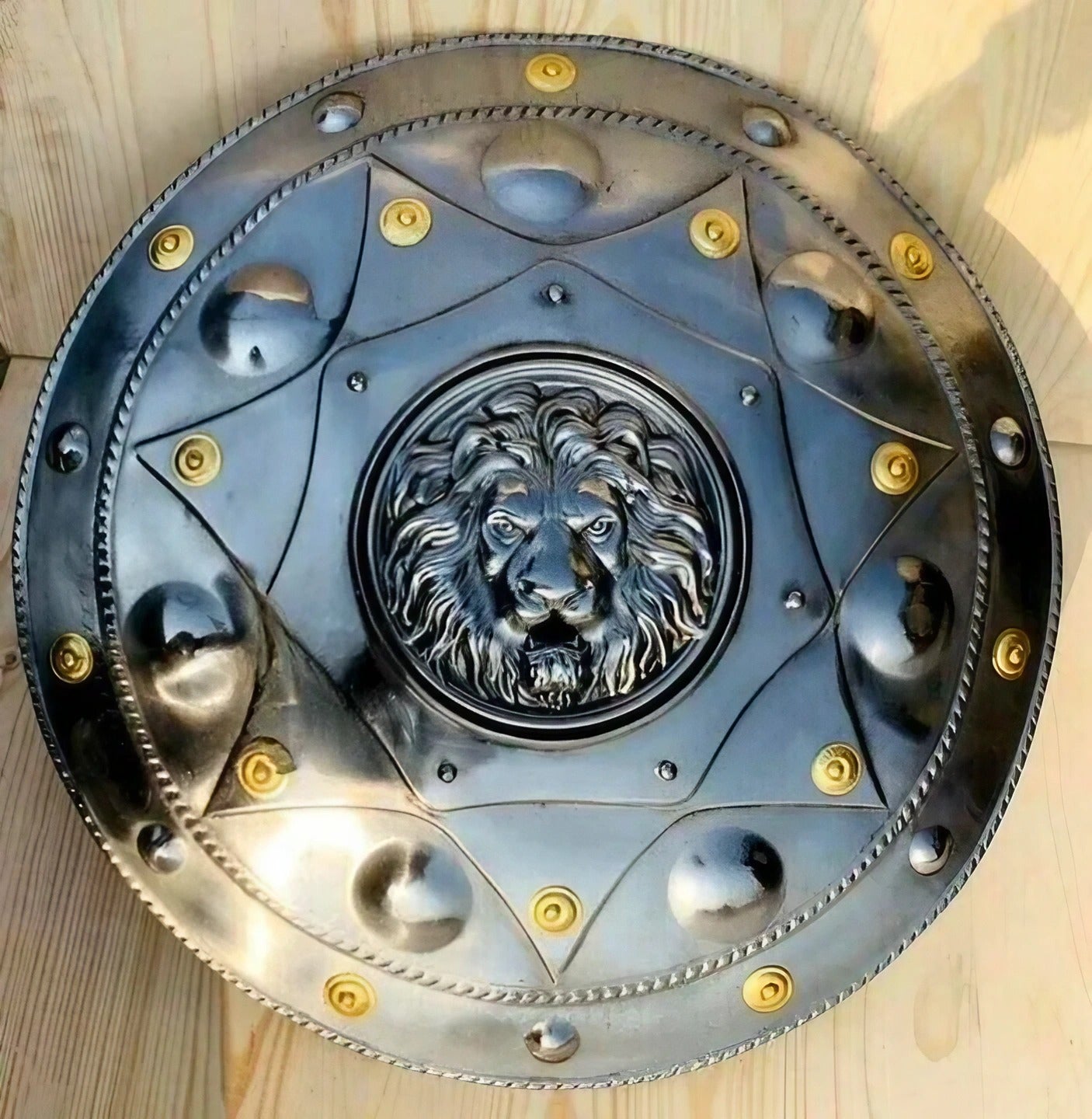 Mittelalterlicher Ritterschild aus Stahl mit Löwenkopf, 22"