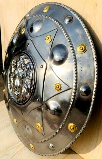 Escudo de acero con cabeza de león de caballero medieval, 22"